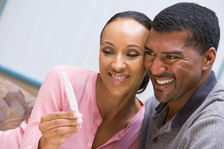 夫妇与怀孕测试微笑