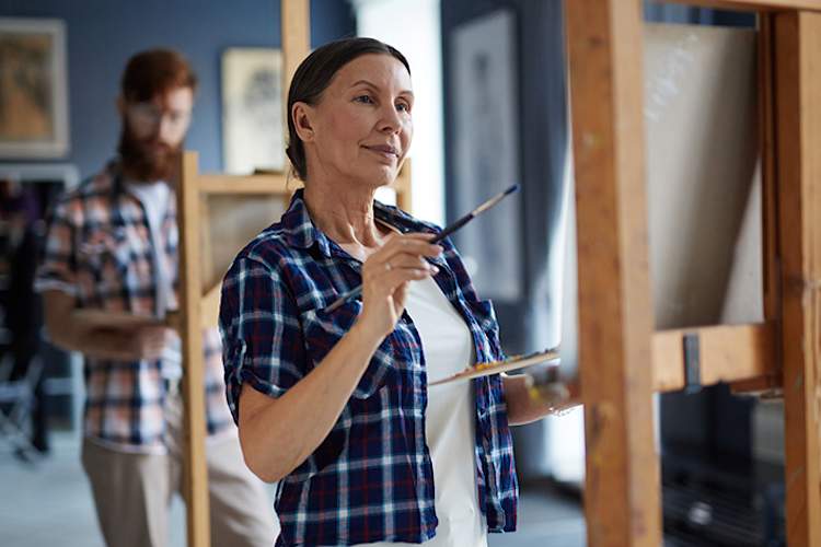 中年女人在画班。
