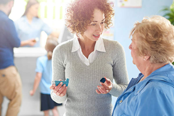 医生解释哮喘药物。