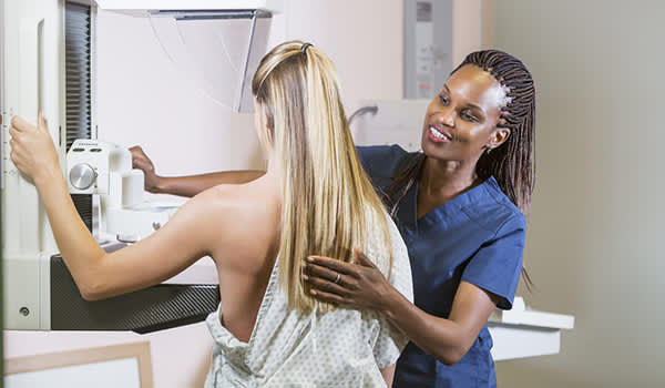妇女接受乳房x光检查。