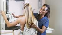 做乳房x光检查的女性。