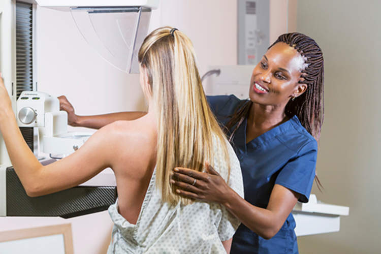 妇女接受乳房x光检查。