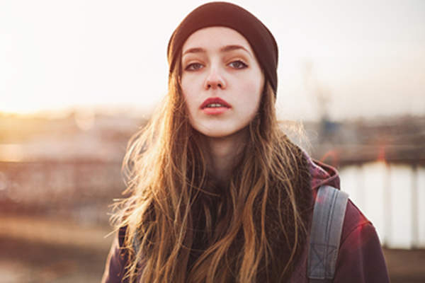 在夕阳青少年女孩之外。“>
</picture>
</header>
<figcaption class=