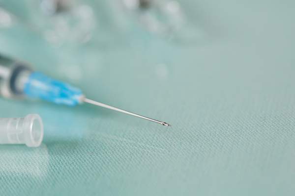 注射器放在桌子上