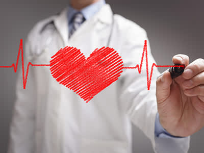 医生画心电图和心脏的图像。