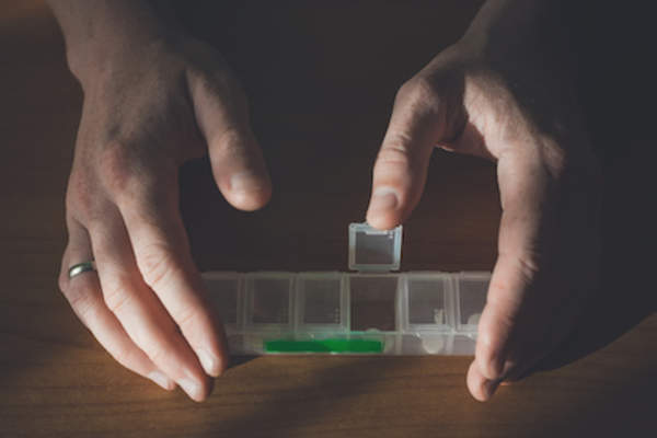 每天药丸盒设置一丸。