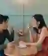 一个患有自闭症的年轻人在和一个女人约会。