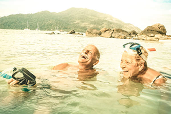 老年人在海里游泳。