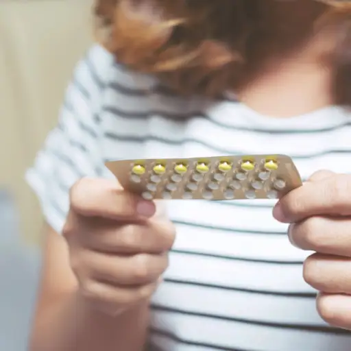 拿着避孕措施的女人