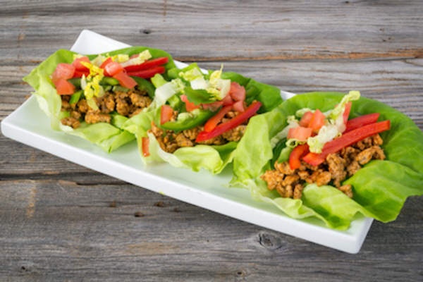 低碳水化合物猪肉玉米饼,用生菜包裹。