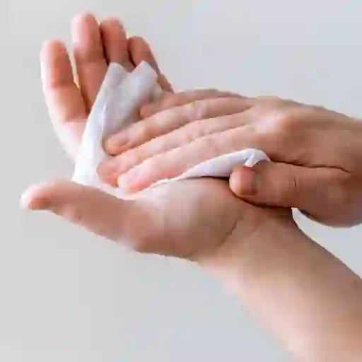 男人用湿布擦拭手
