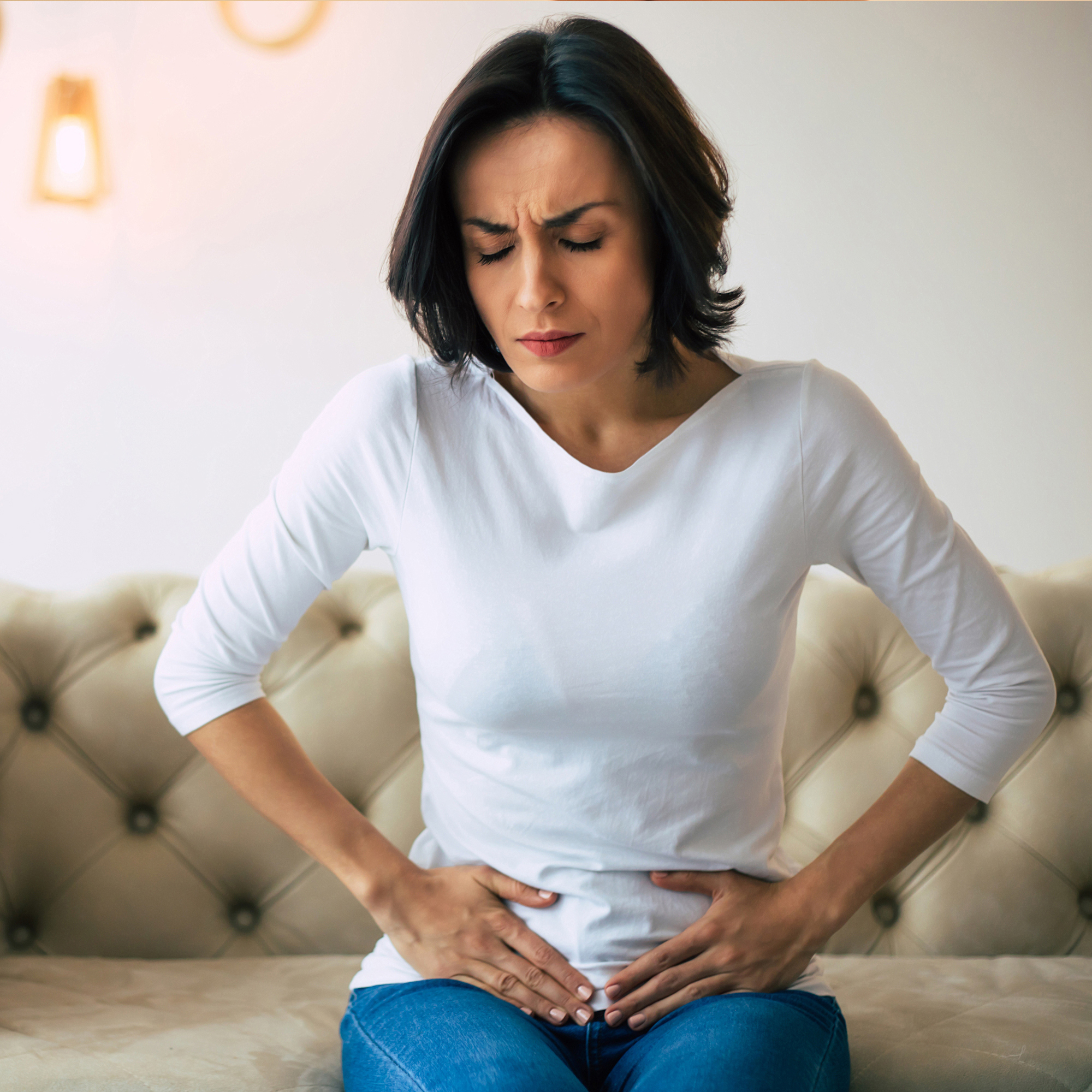 女人把手放在肚子上