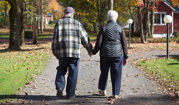 老年夫妇散步。