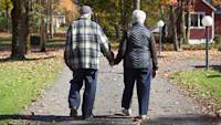 老夫妇散步。