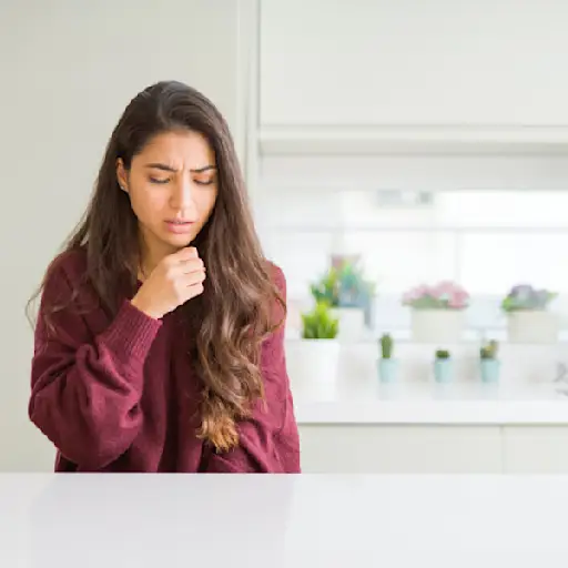 女人喘息在厨房里