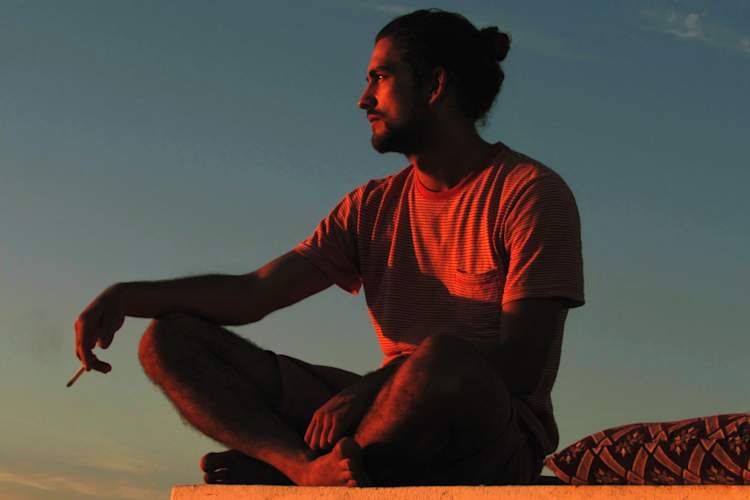 日落时分的男人抽烟