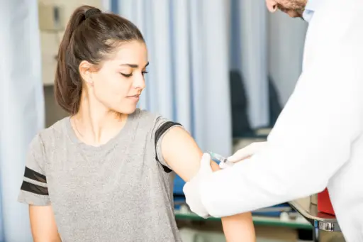 年轻女子正在注射流感疫苗