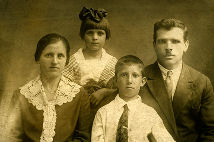 以前的全家福。