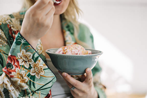 吃冰淇淋的女人。