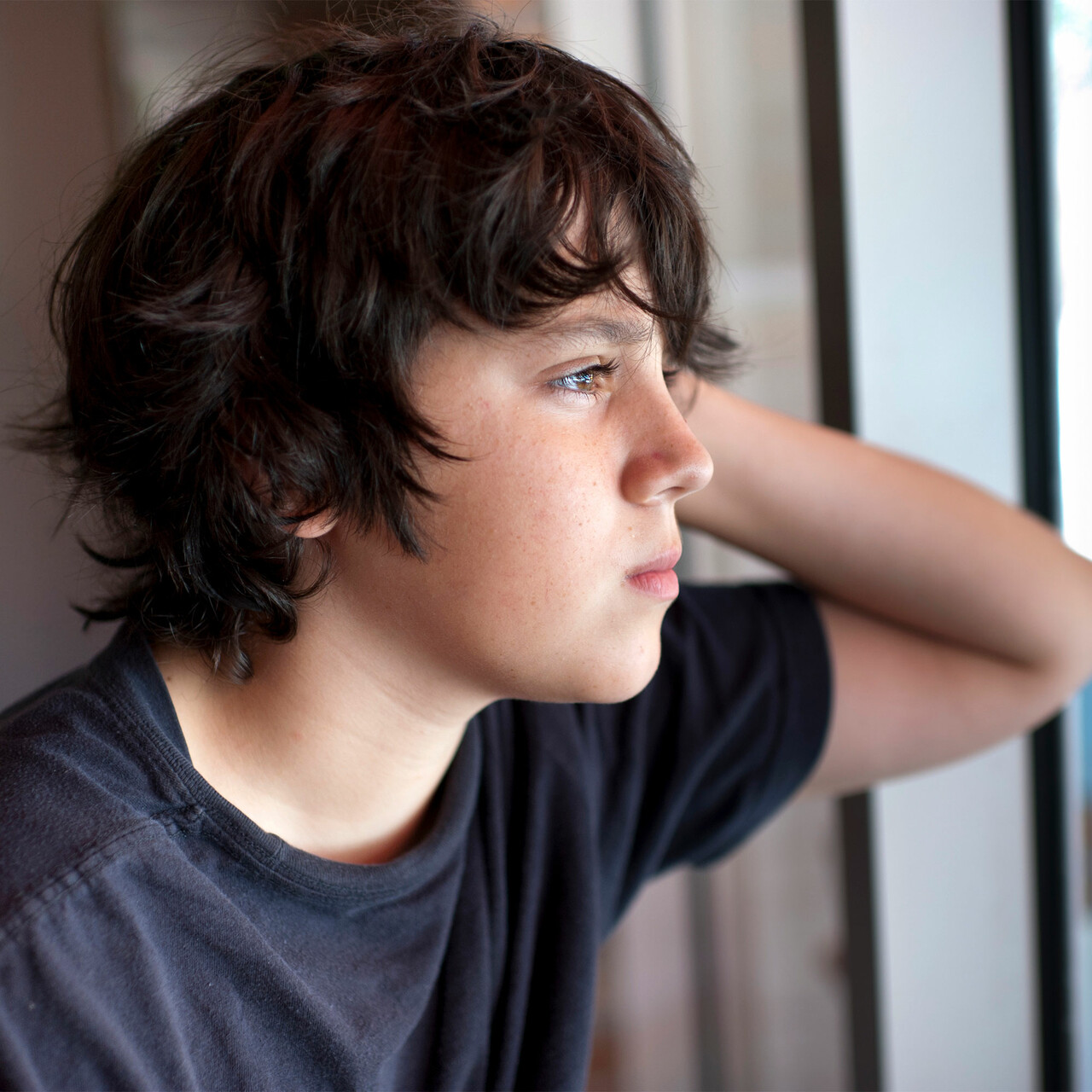 一个生病的孩子看起来窗外