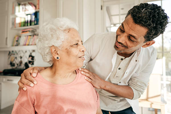 照顾年长的亲戚。