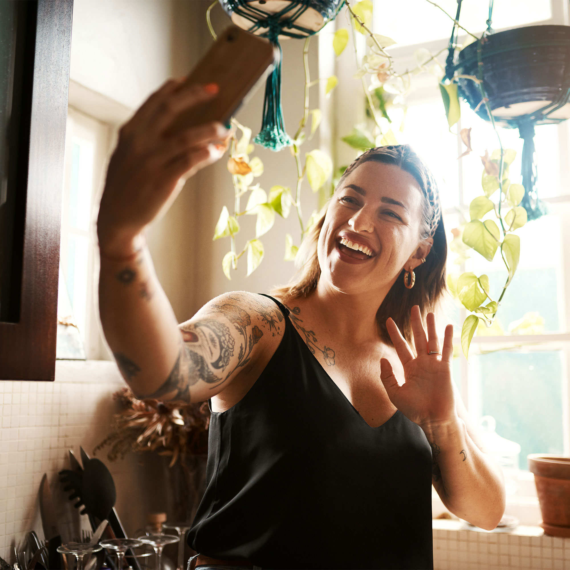 一位女士在视频通话中微笑着挥手