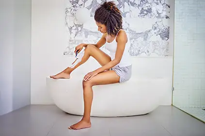 女人剃她的腿。