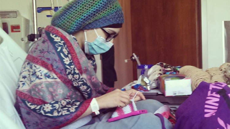 纳迪亚在医院里钩针编织。