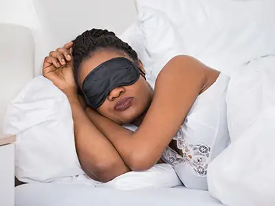 睡觉的女人戴着眼罩。