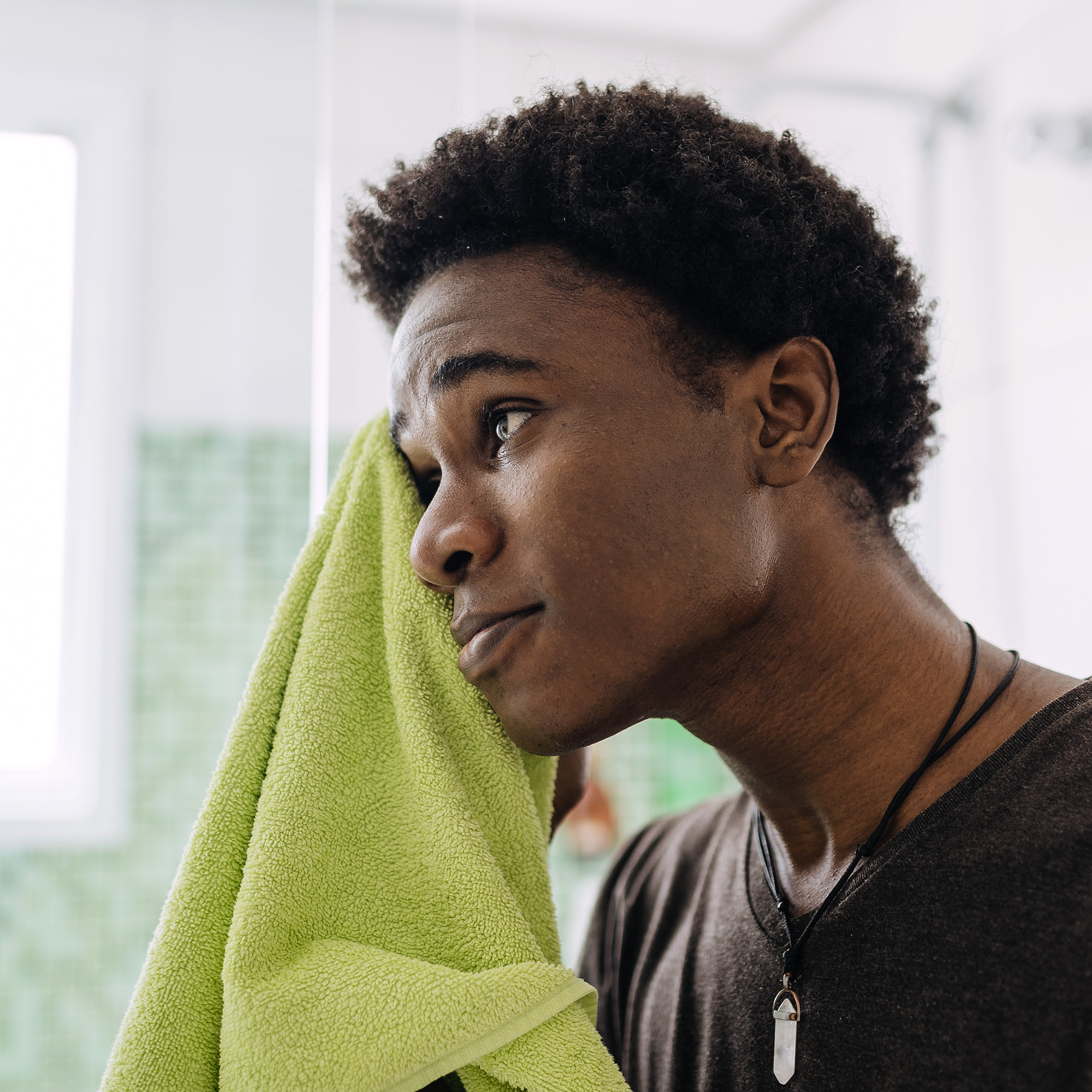 男人在浴室里擦脸