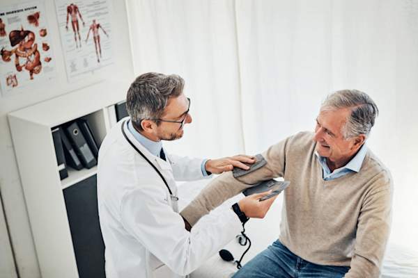 男人在医生的办公室里测量血压