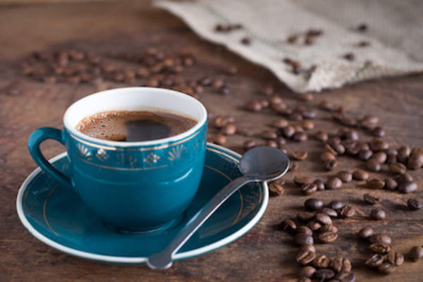 木头桌子咖啡和烘焙的咖啡豆杯。