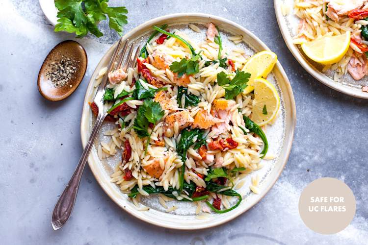 柠檬Orzo沙拉三文鱼切成片状