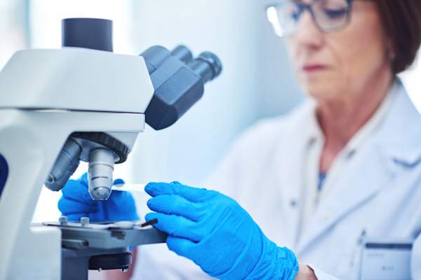 科学家使用显微镜在实验室