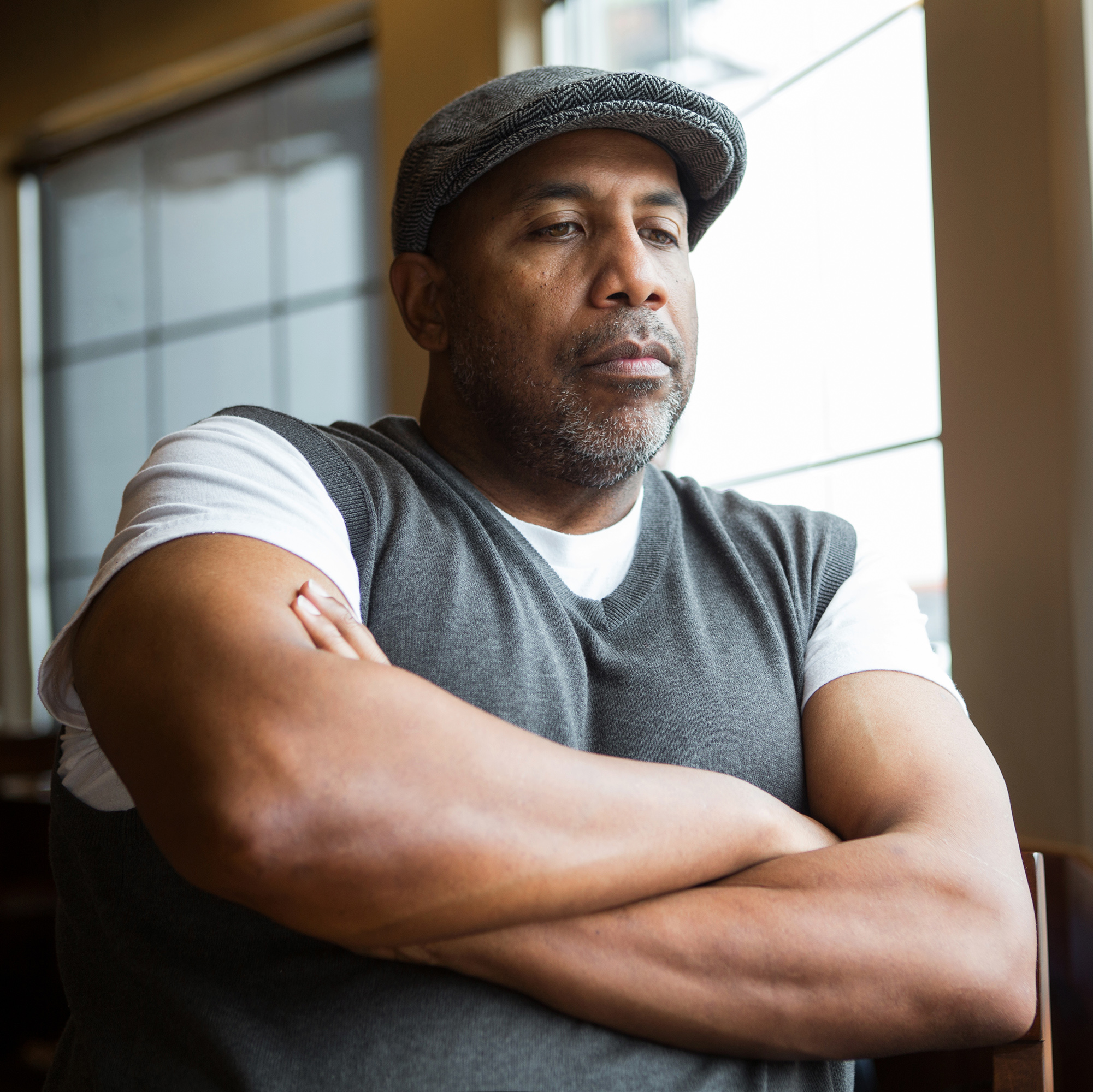 男人双臂交叉与思考