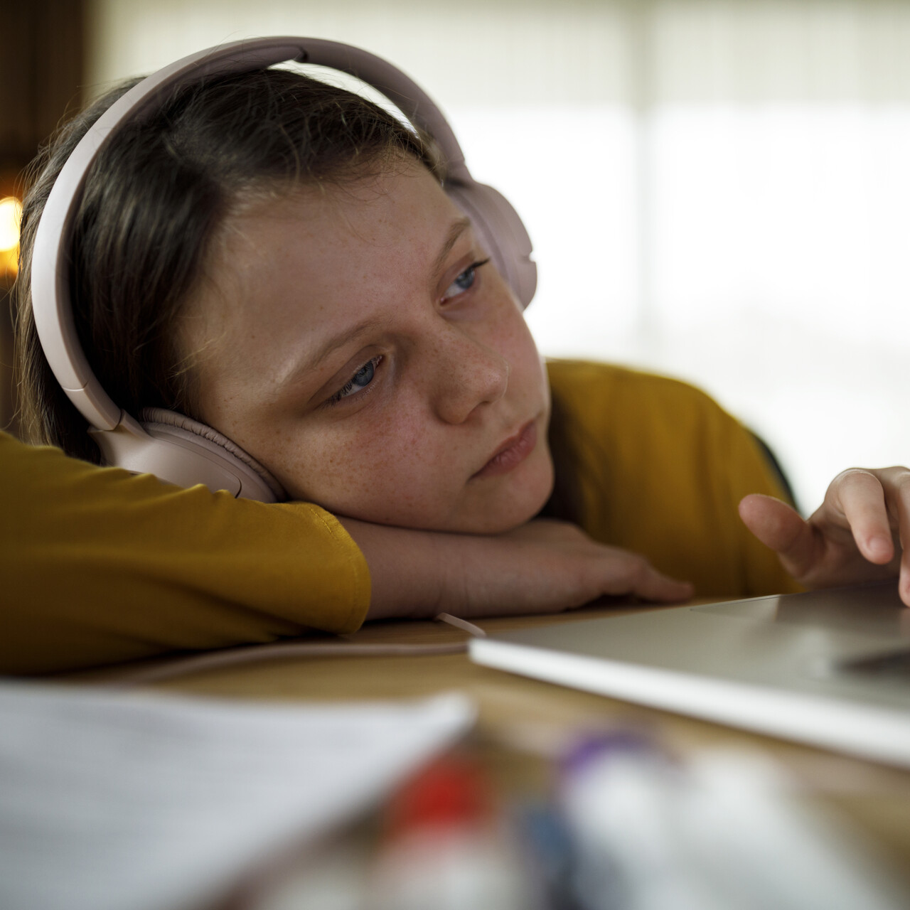 女孩戴着耳机在线课程。