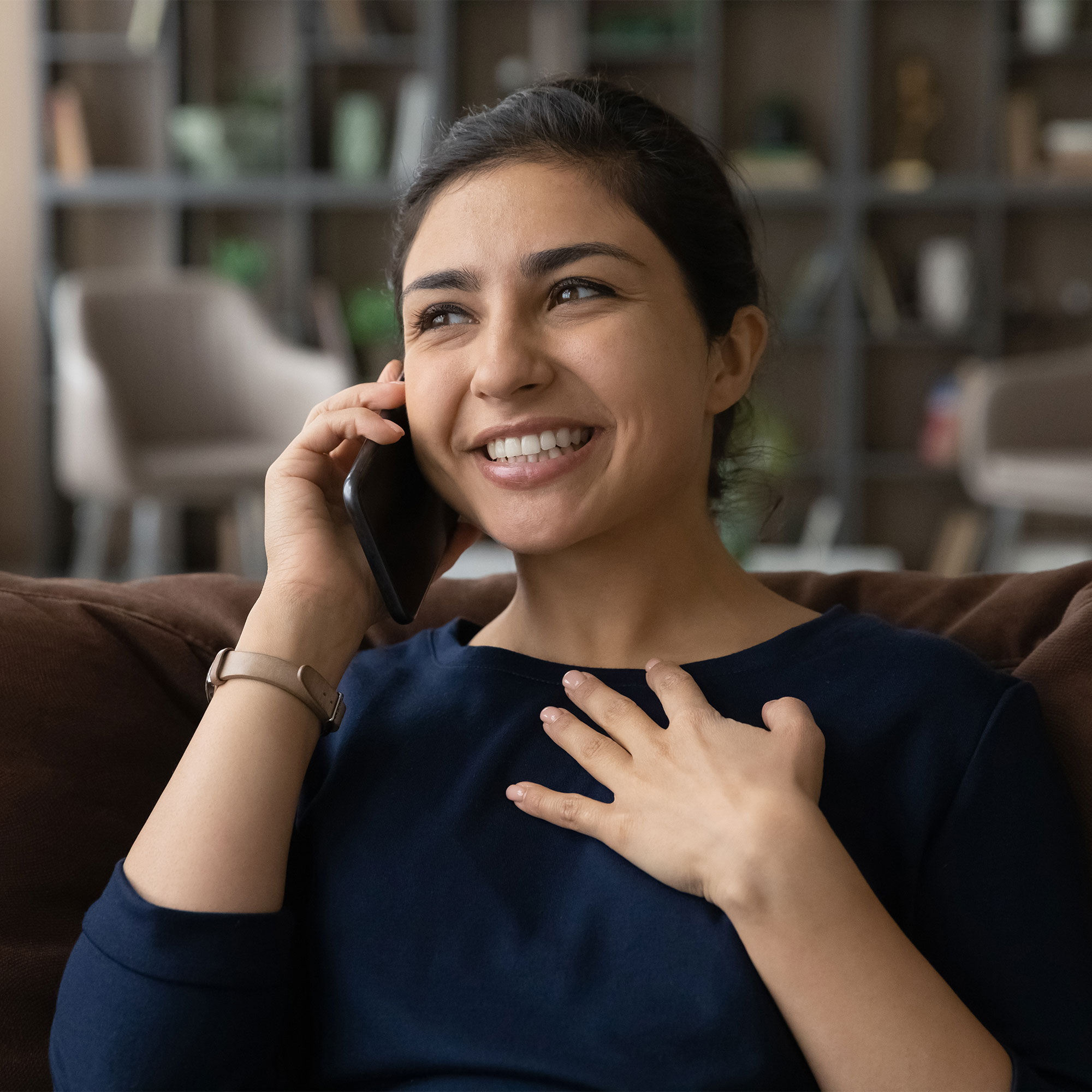 一个女人在打电话