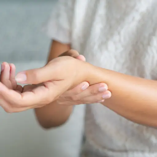 女人摩擦手腕,痛苦
