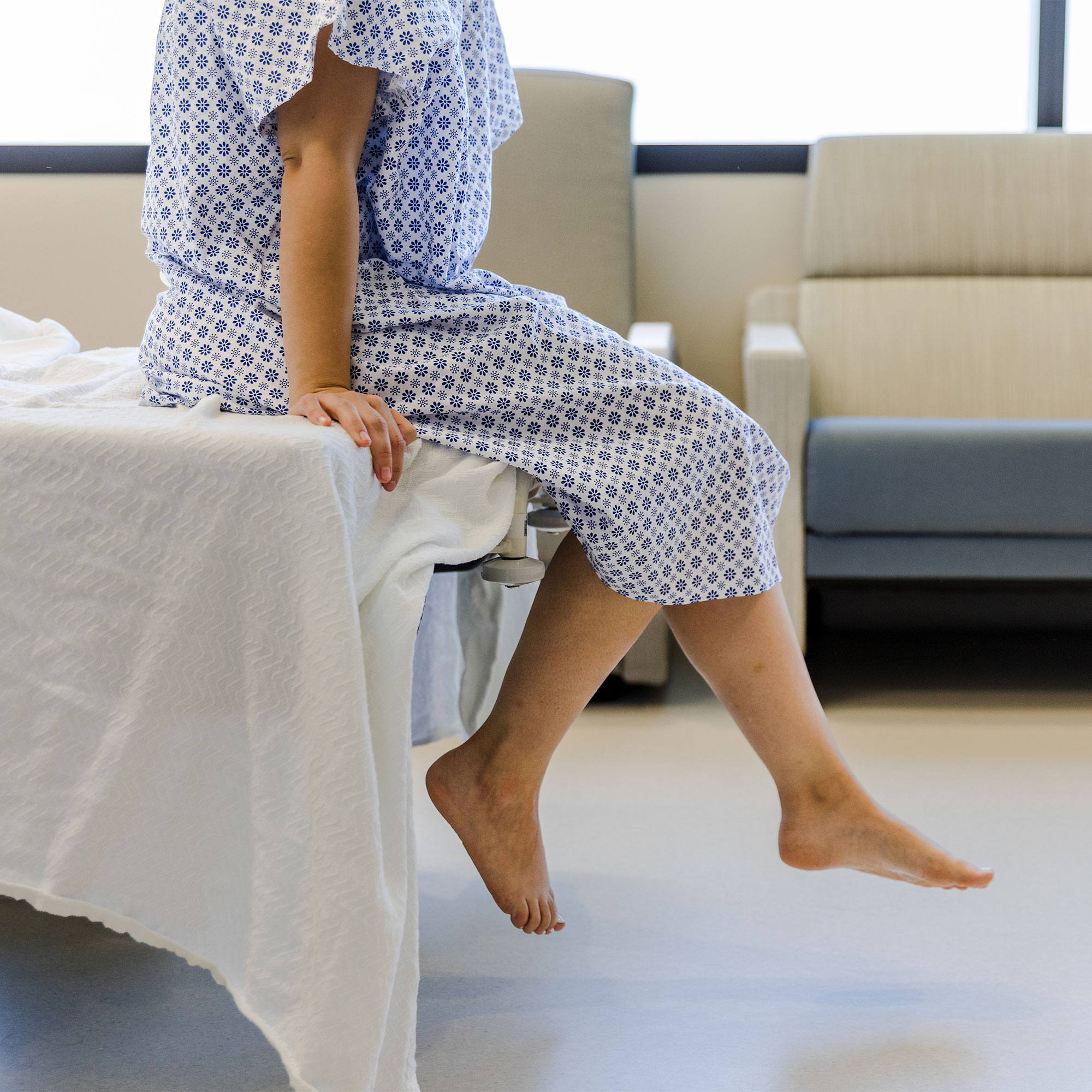 一个穿着病号服的女人在检查室里等着