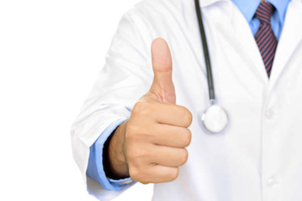 医生给竖起大拇指。