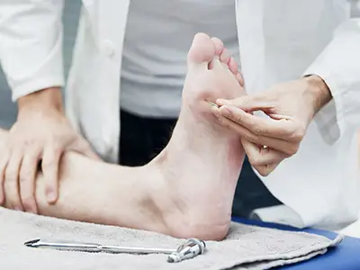 神经系统测试检查脚底的敏感性。