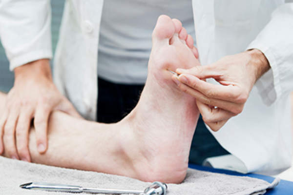 神经学检查对脚底的敏感性。