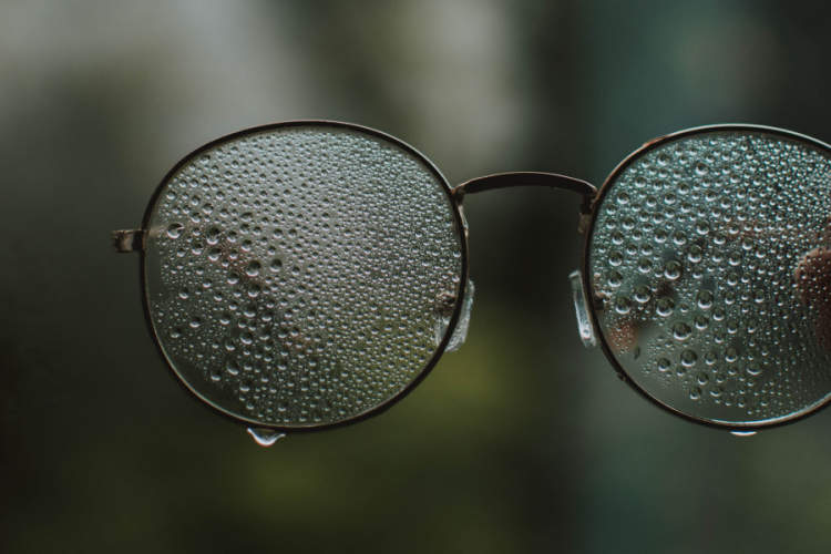 湿眼镜