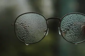 湿的眼镜