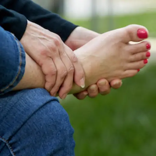 女人抱着脚，脚痛概念。