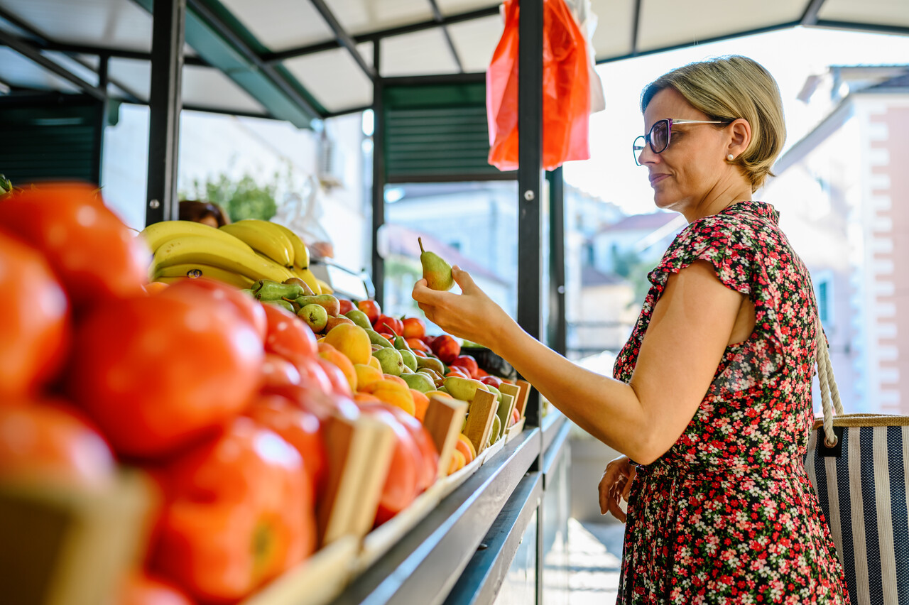 买水果的女人。
