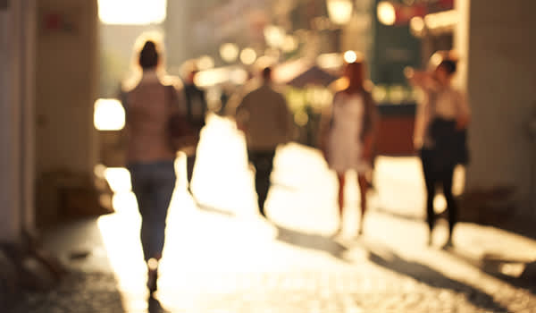 在阳光下散步的人都是模糊的。