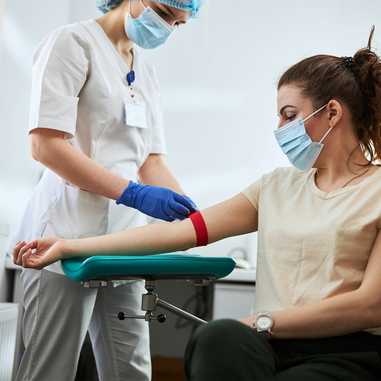 一个女人得到她抽血验血