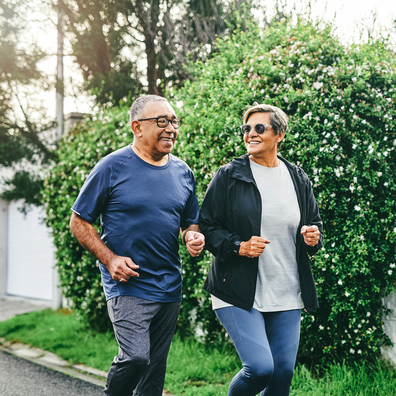 一对夫妇走在外面锻炼