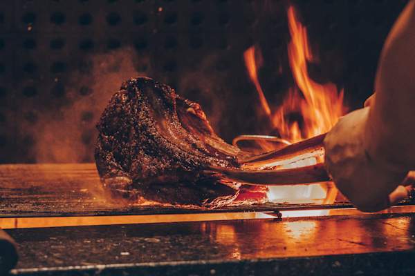 厨师在烹饪烧烤肉